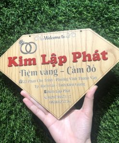 Bảng hiệu gỗ Kim Cương Decor shop - Thiết kế và khắc tên theo yêu cầu