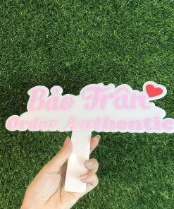Bảng hiệu mica tay cầm xinh xắn - Thiết kế và in tên shop theo yêu cầu