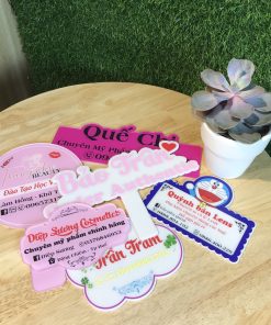 Bảng hiệu mica tay cầm xinh xắn - Thiết kế và in tên shop theo yêu cầu